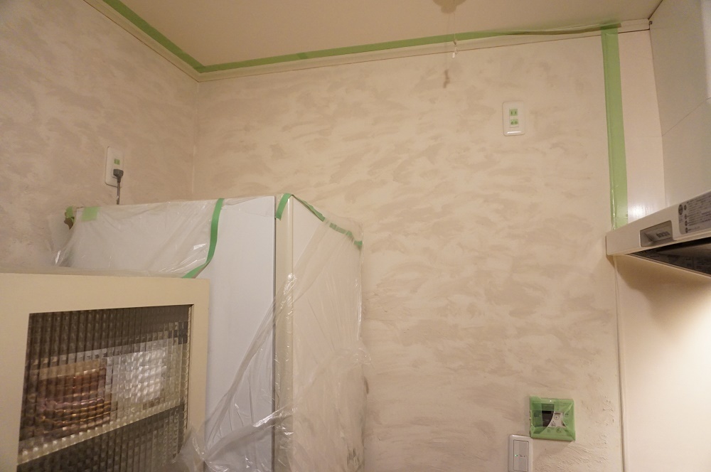 ナチュラルなキッチンの白い壁紙の上からフレンチスタイルにペンキで塗り替える タカラ塗料 Staff Blog