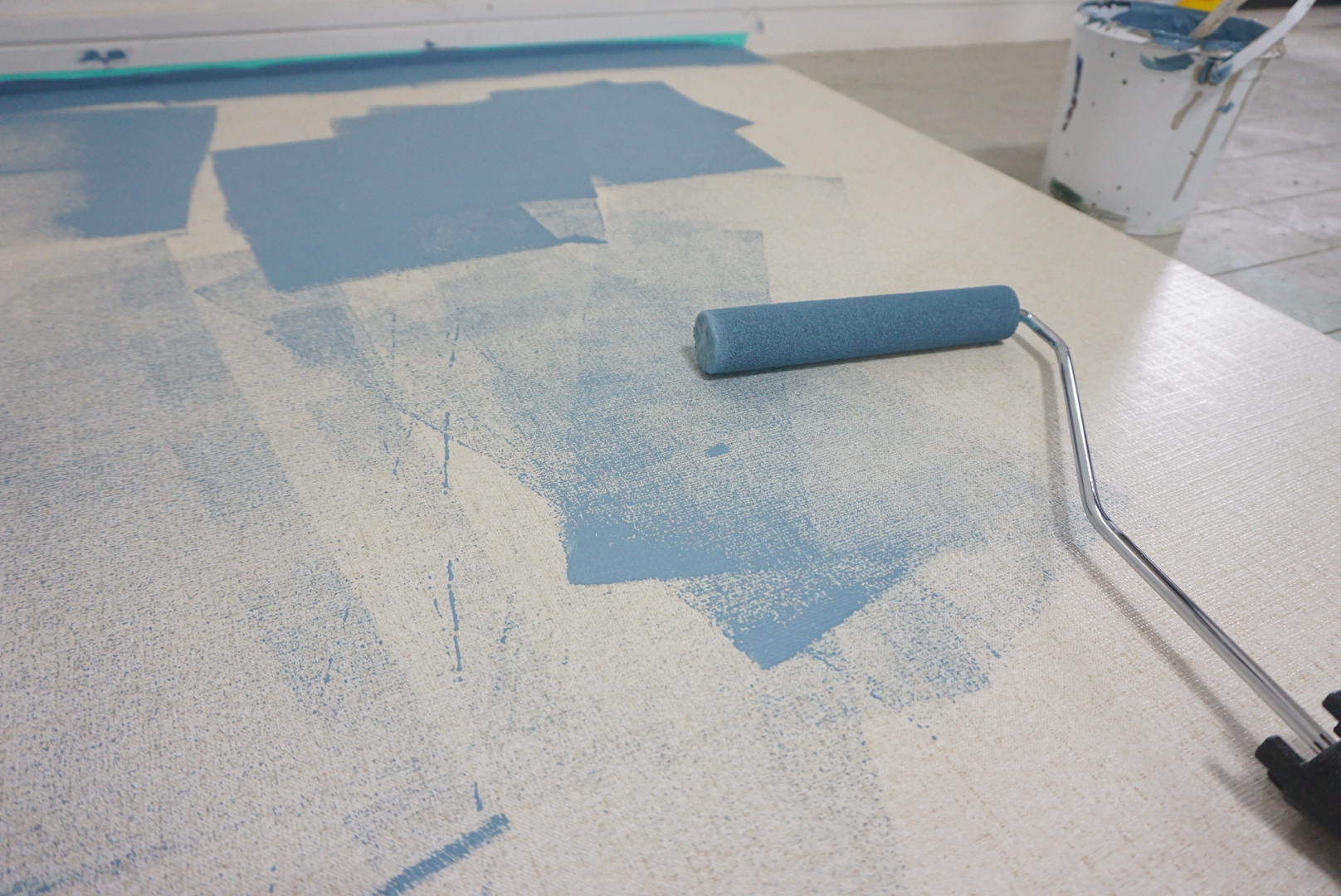 壁紙の上からペンキを塗るために似合う色を調色 タカラ塗料 Staff Blog