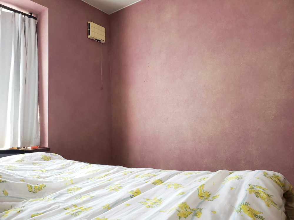 普通の壁をオールドローズ ピンク で塗って模様も入れる タカラ塗料 Staff Blog