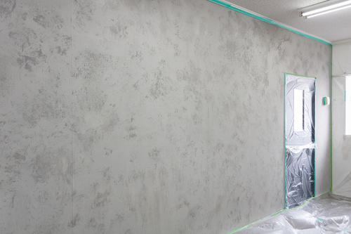 インダストリアルインテリアのコンクリート壁DIYは壁紙よりペンキ ...